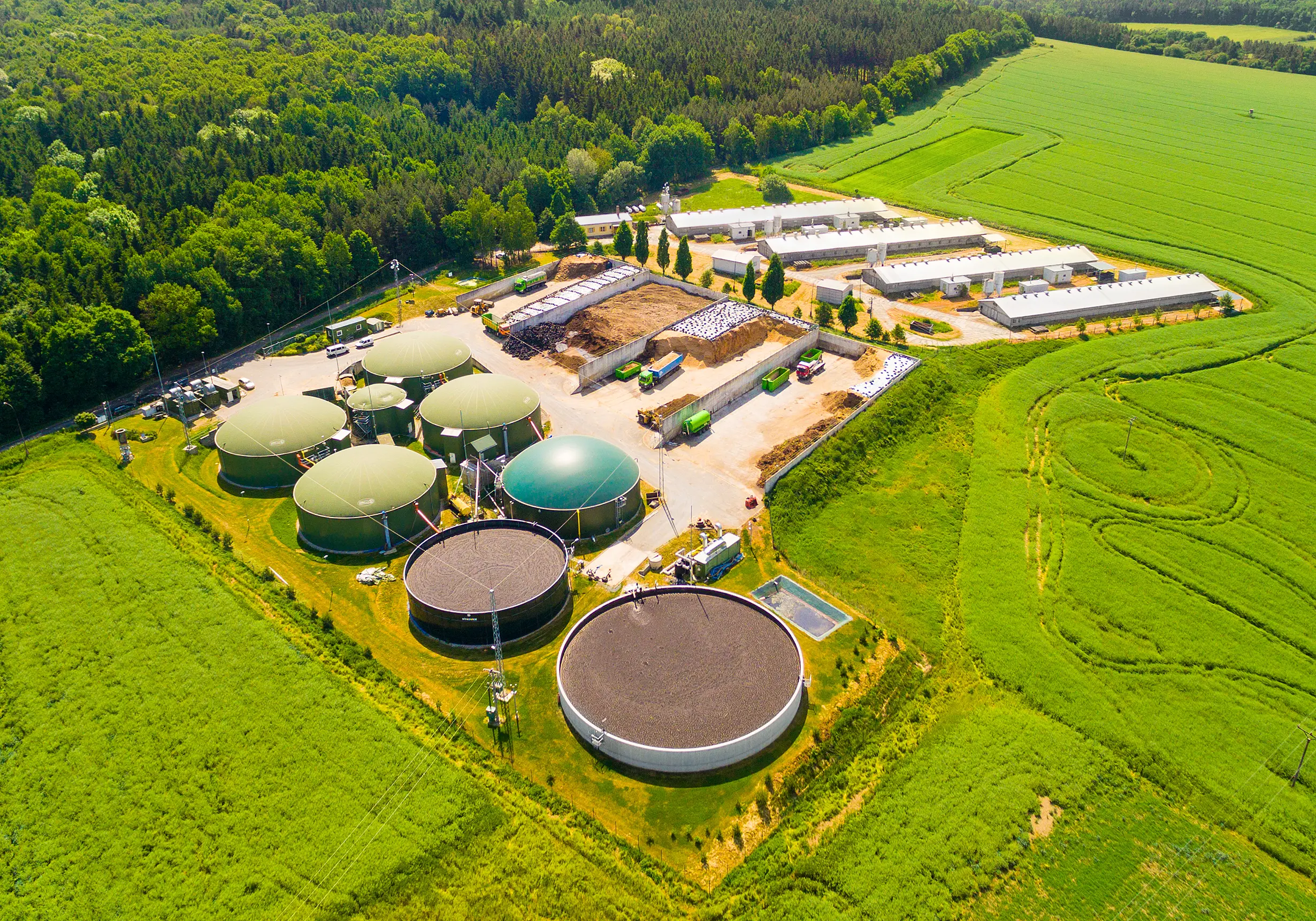 Abfall- und Abwasseranlage mit PROTEGO®-Armaturen auf einer Freifläche