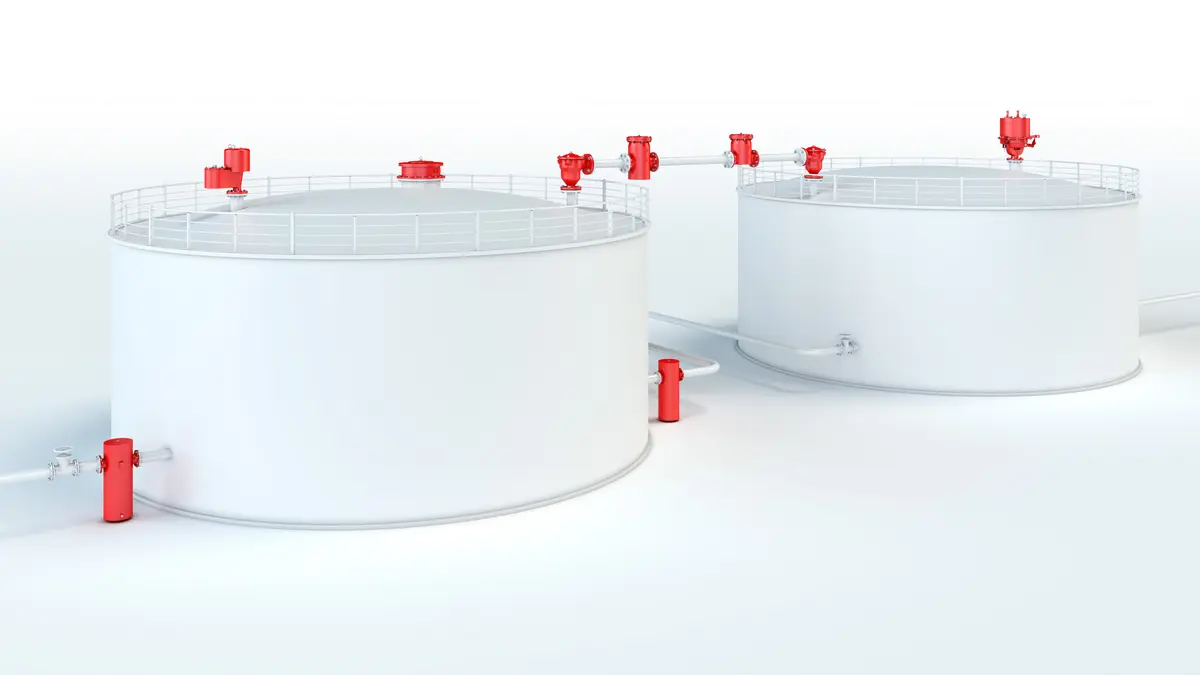 Zwei Festdachtanks, die mit PROTEGO®-Armaturen für verschiedene Anwendungsbereiche ausgestattet sind.