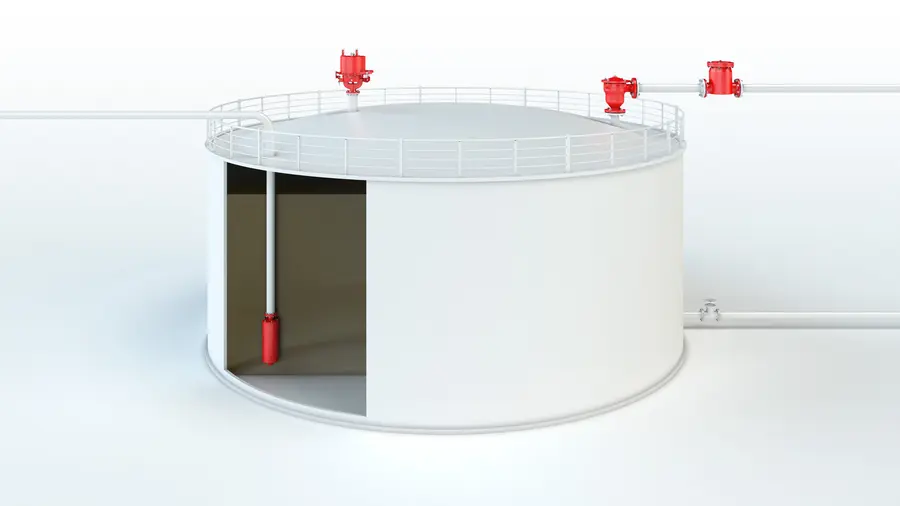 Zwei Festdachtanks, die mit PROTEGO®-Armaturen für verschiedene Anwendungsbereiche ausgestattet sind.