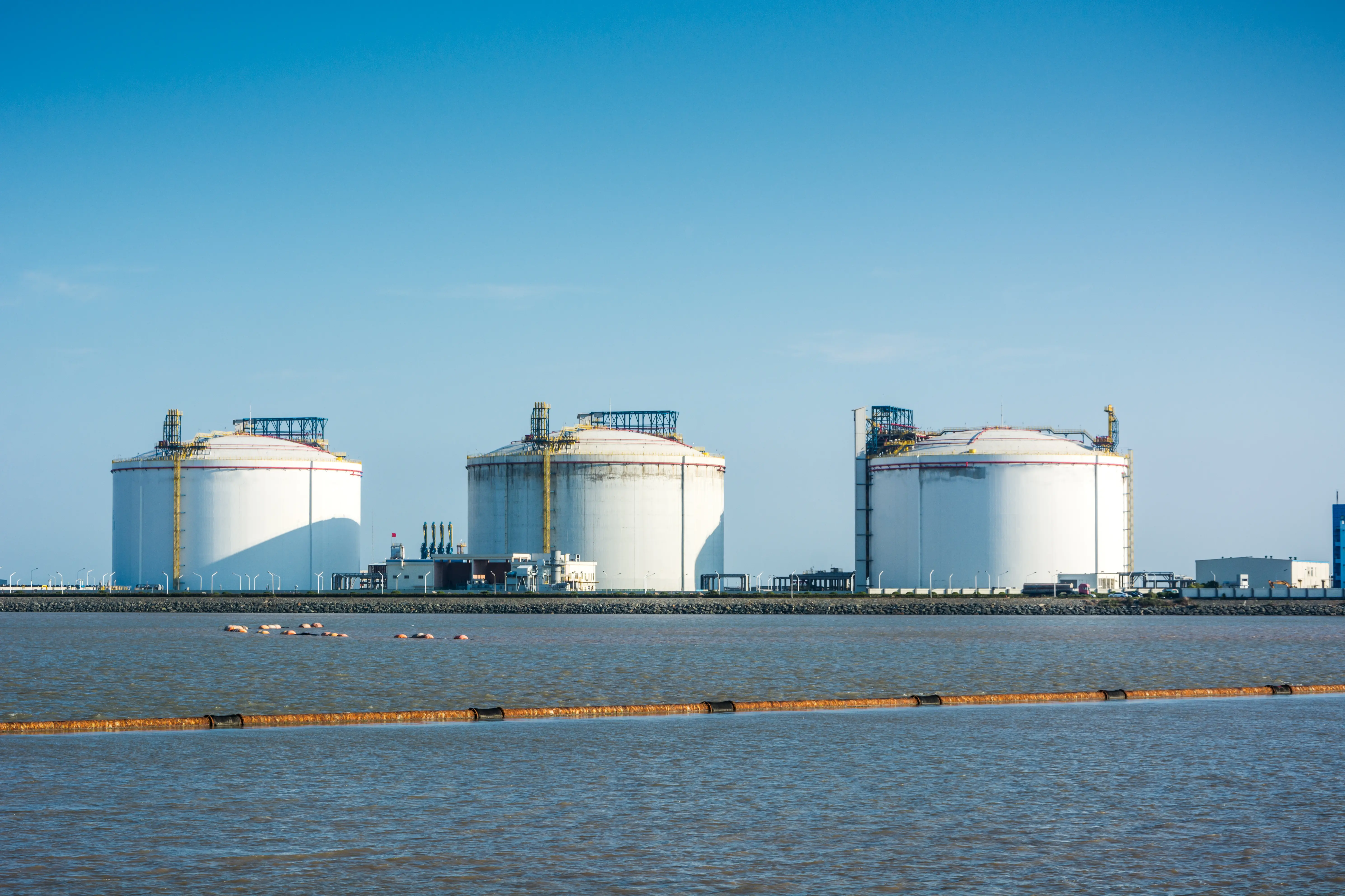 Réservoirs de stockage cryogéniques pour l'hydrogène et les gaz industriels dans une installation en bord de mer, équipés d'appareils PROTEGO®
